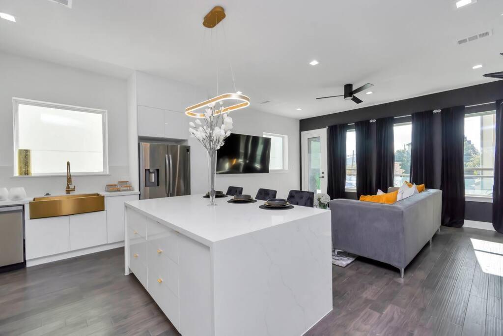 The Suite Spot! Downtown Skyline Views! Sleeps 12 Houston Eksteriør billede